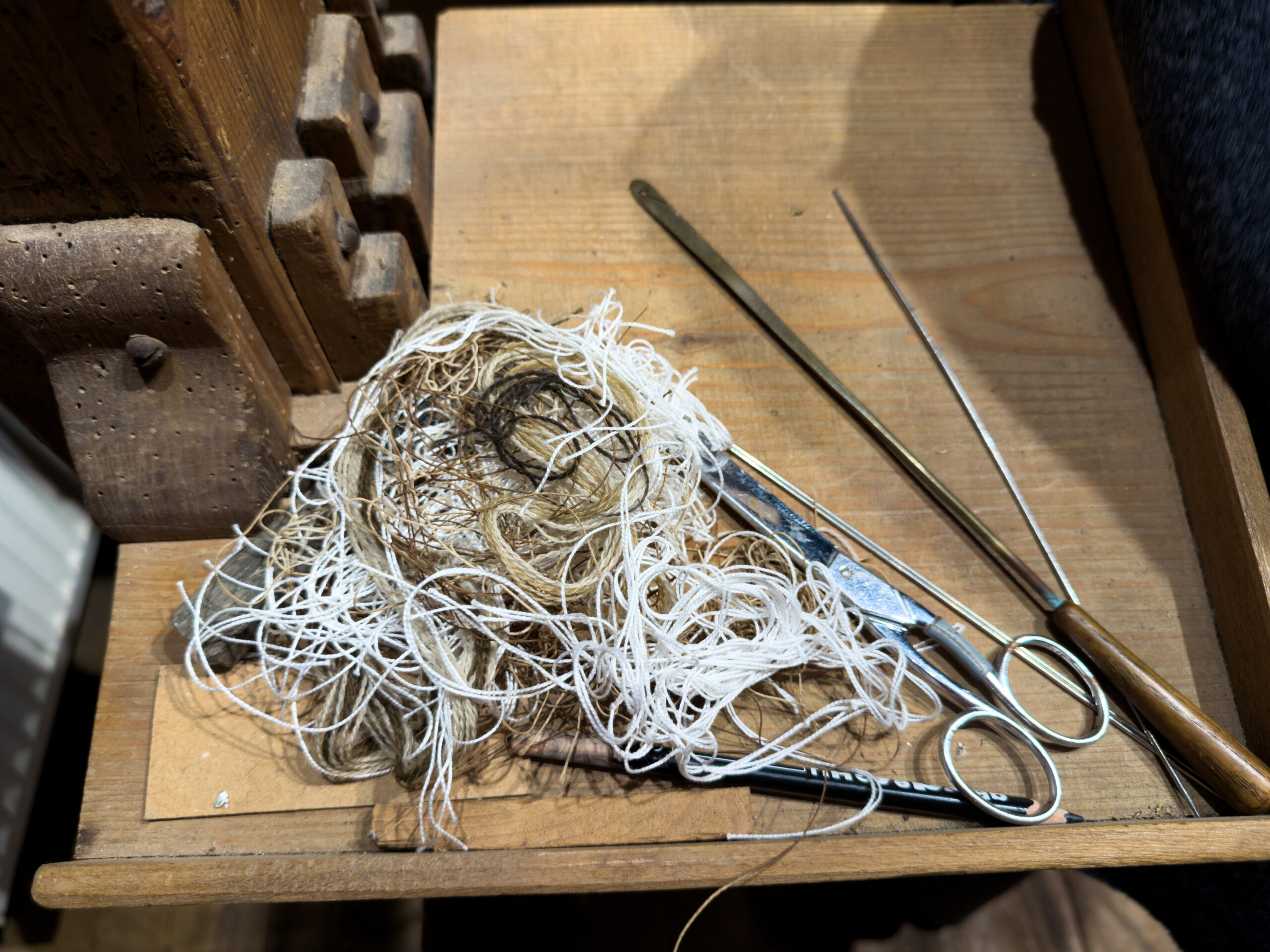 La réfection du métier à tisser du musée de la vallée de Villé : épisode 3, le retirage.
